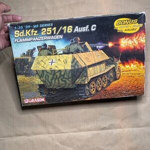 DRAGON 1:35 Sd.Kfz.251/16 Ausf.D Flammpanzerwagen #6247 Model Kit NEW